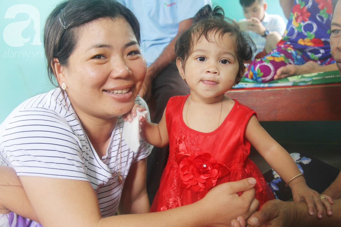 Tròn một năm, phép màu đã đến với người mẹ điên bị xâm hại và con gái nhỏ không có bố - Ảnh 16. Tròn một năm, phép màu đã đến với 'người mẹ điên' bị xâm hại và con gái nhỏ không có bố 16