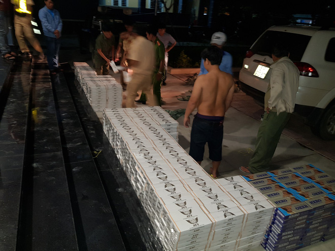 CSGT vây bắt 2 hai anh em ruột cùng 12.800 bao thuốc lá lậu trên xế hộp ở Sài Gòn - Ảnh 1.