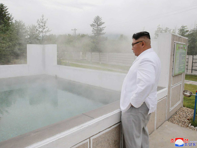 Triều Tiên lần đầu công bố hình ảnh gây sốt: Nhà lãnh đạo Kim Jong-un dầm mưa đi thị sát 3