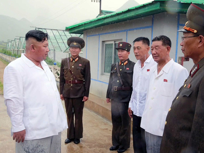 Triều Tiên lần đầu công bố hình ảnh gây sốt: Nhà lãnh đạo Kim Jong-un dầm mưa đi thị sát 10