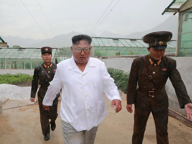 Triều Tiên lần đầu công bố hình ảnh gây sốt: Nhà lãnh đạo Kim Jong-un dầm mưa đi thị sát 11