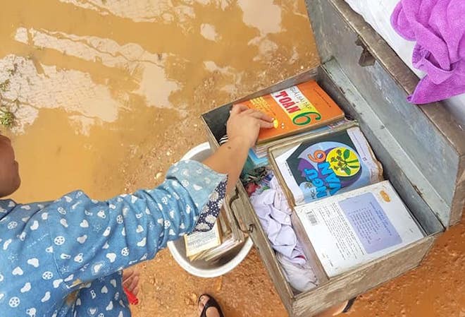 Xót xa hình ảnh sách vở, giáo án ngập trong bùn và nước lũ ở Nghệ An - Ảnh 13.
