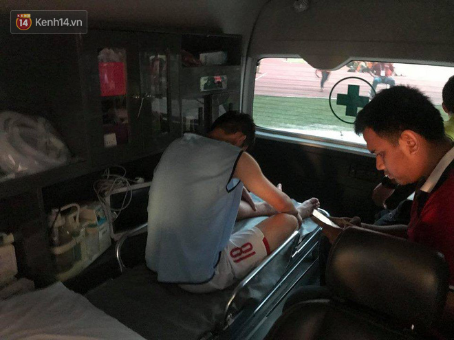 Sao Olympic Việt Nam chấn thương, nhập viện khẩn sau trận thắng Nhật Bản - Ảnh 2.