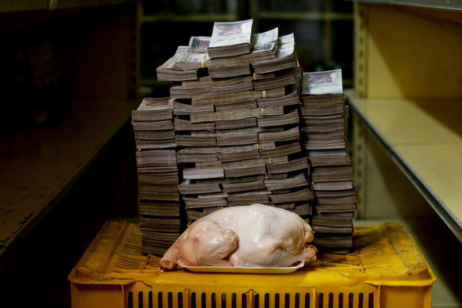 Mất giá khủng như tiền Venezuela: 1 kg thịt giá 9,5 triệu bolivar! - Ảnh 2.