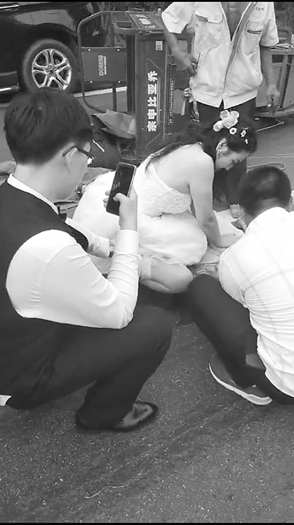 Trung Quốc: Nhìn thấy tai nạn trong ngày cưới của mình, nữ y tá bỏ mặc chú rể chạy đi cứu người - Ảnh 2. Trung Quốc: Nhìn thấy tai nạn trong ngày cưới của mình, nữ y tá bỏ mặc chú rể chạy đi cứu người 2
