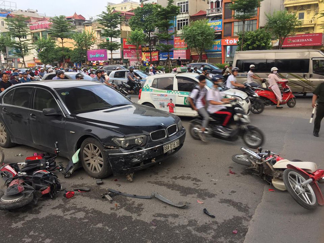 Nữ tài xế điều khiển xe BMW đâm liên hoàn trên phố Hà Nội, một người bị thương - Ảnh 2.