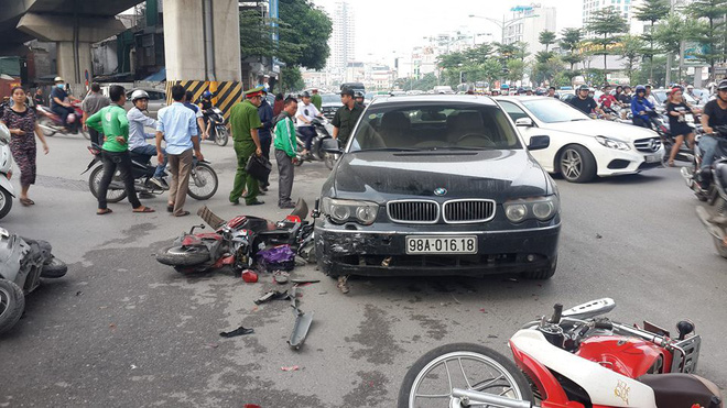 Nữ tài xế điều khiển xe BMW đâm liên hoàn trên phố Hà Nội, một người bị thương - Ảnh 3.