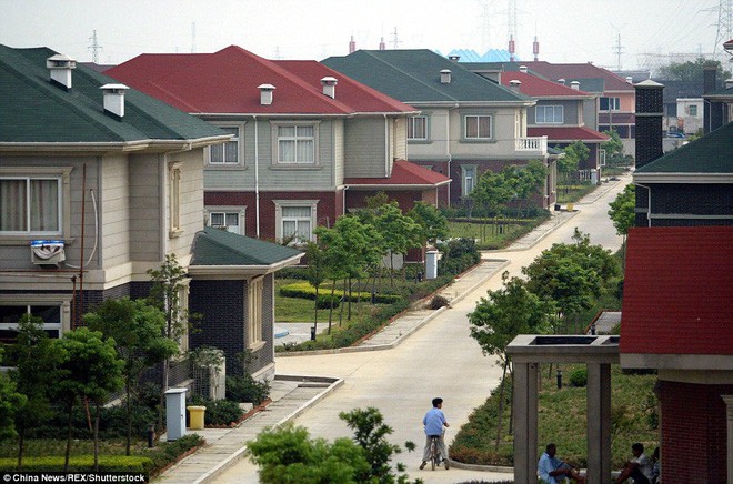 Cận cảnh ngôi làng giàu nhất Trung Quốc trước cơn bão nợ - Ảnh 4.