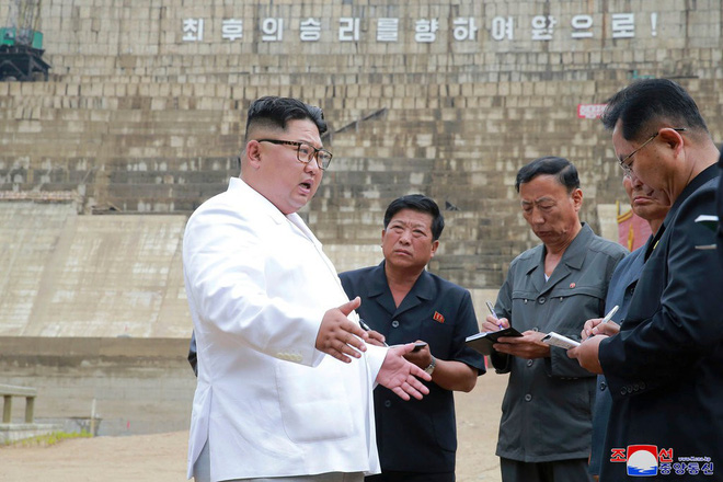 Giận dữ ở nhà máy thay vì tươi cười ở doanh trại: Thông điệp lớn của ông Kim Jong-un 3