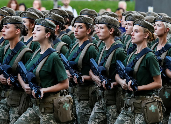 24h qua ảnh: Nữ quân nhân Ukraine luyện tập chuẩn bị cho lễ duyệt binh - Ảnh 4.