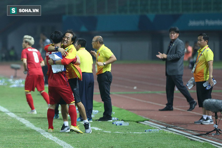Sau chiến thắng nghẹt thở, U23 Việt Nam làm điều khiến Hùng Dũng sẽ phải nhỏ lệ - Ảnh 2. Sau chiến thắng nghẹt thở, U23 Việt Nam làm điều khiến Hùng Dũng sẽ phải nhỏ lệ - Ảnh 2.