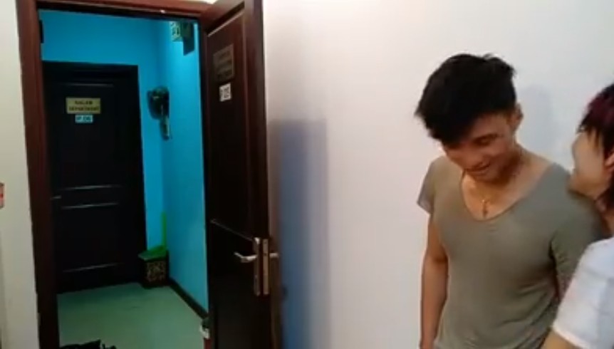 Clip vợ đưa HLV tập gym về phòng rồi thản nhiên cười đùa thách thức khi bị chồng bắt quả tang: Người dân nhà trọ nói gì? - Ảnh 2. Clip vợ đưa HLV tập gym về phòng rồi thản nhiên cười đùa thách thức khi bị chồng bắt quả tang: Người dân nhà trọ nói gì? 2