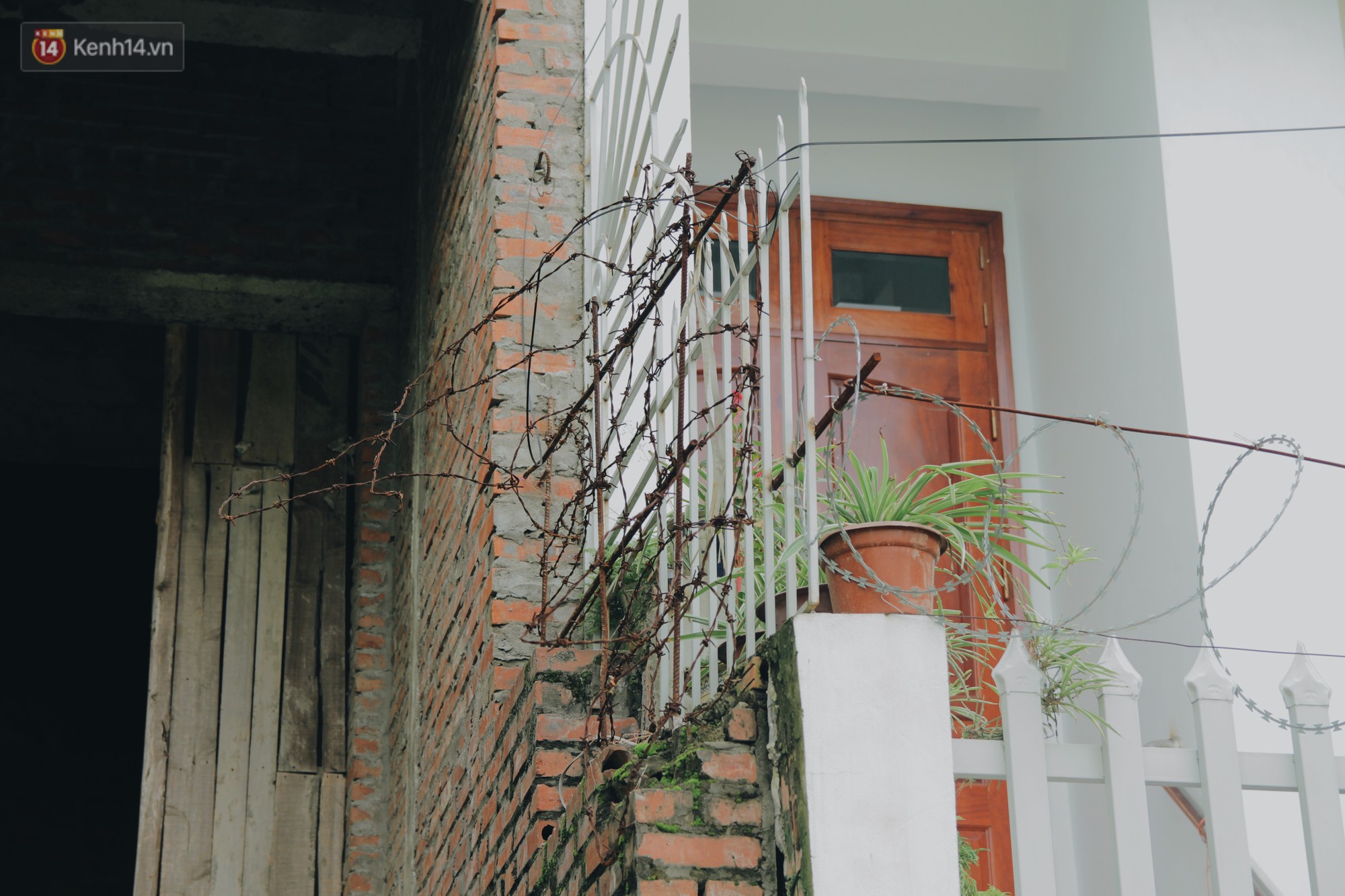 Dán cảnh cáo tiêm chích sẽ bị đánh và phạt nặng tại những biệt thự tiền tỷ bỏ hoang ở Hà Nội, nhiều con nghiện vẫn phớt lờ - Ảnh 6.