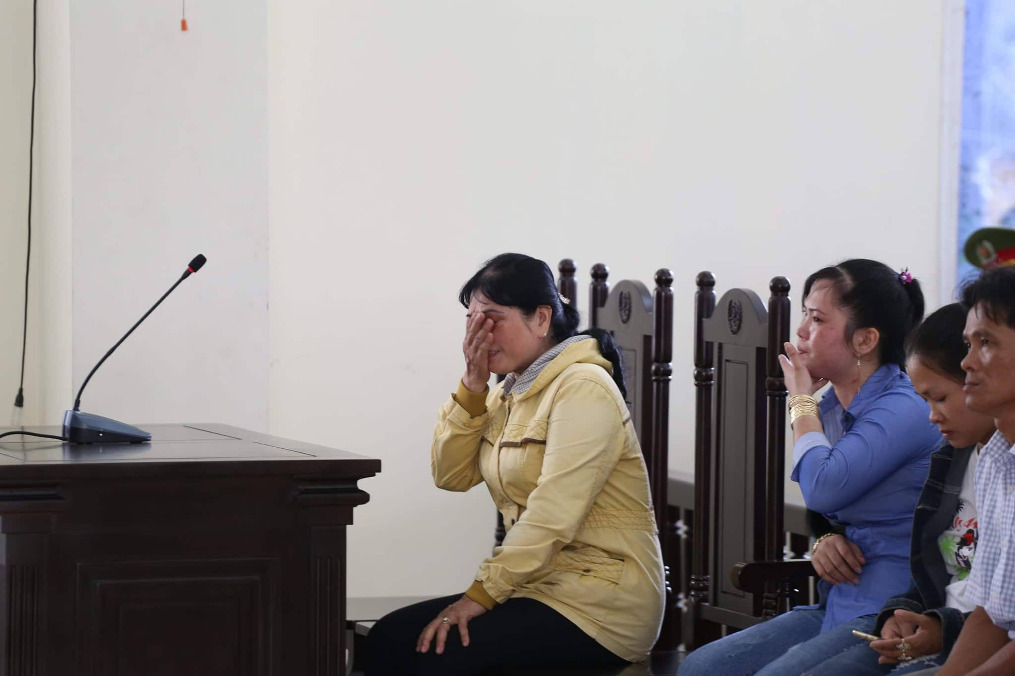 Vụ vợ giết chồng, phân xác phi tang: Mẹ bị cáo khóc nghẹn, xin tòa giảm nhẹ hình phạt cho con - Ảnh 2. Vụ vợ giết chồng, phân xác phi tang: Mẹ bị cáo khóc nghẹn, xin tòa giảm nhẹ hình phạt cho con 2