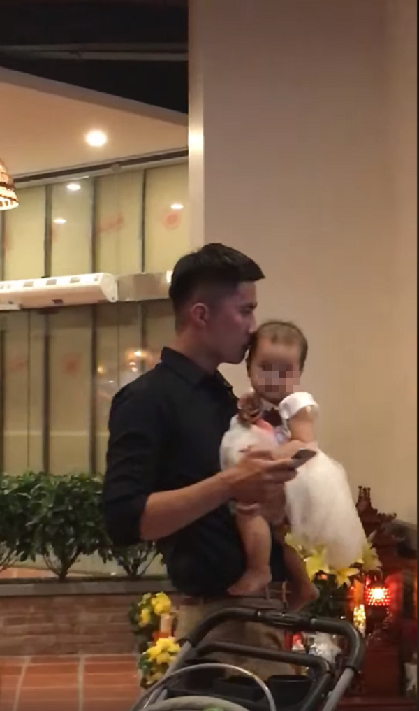 Sự thật đằng sau anh chồng quốc dân điển trai bế con cho vợ ăn tiệc đang được chia sẻ chóng mặt trên MXH - Ảnh 2. Sự thật đằng sau anh chồng quốc dân điển trai 'bế con cho vợ ăn tiệc' đang được chia sẻ chóng mặt trên MXH 2