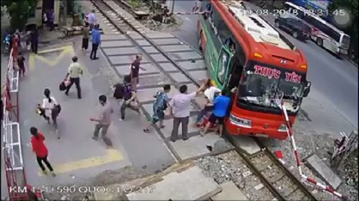 Nguyên nhân vụ xe khách húc tung barie đường sắt ở Thanh Hóa 1