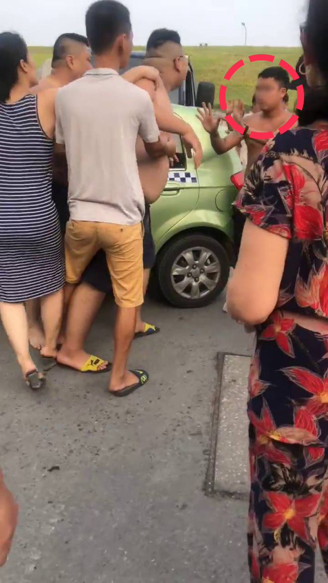 Hà Nội: Hung hăng dọa nạt sau va chạm giao thông, tài xế taxi xăm trổ bị phản dame bởi 2 thanh niên to béo như võ sĩ sumo - Ảnh 3.