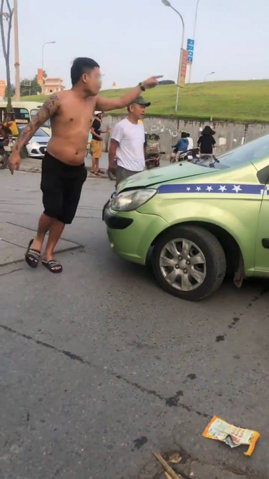 Hà Nội: Hung hăng dọa nạt sau va chạm giao thông, tài xế taxi xăm trổ bị phản dame bởi 2 thanh niên to béo như võ sĩ sumo - Ảnh 1.