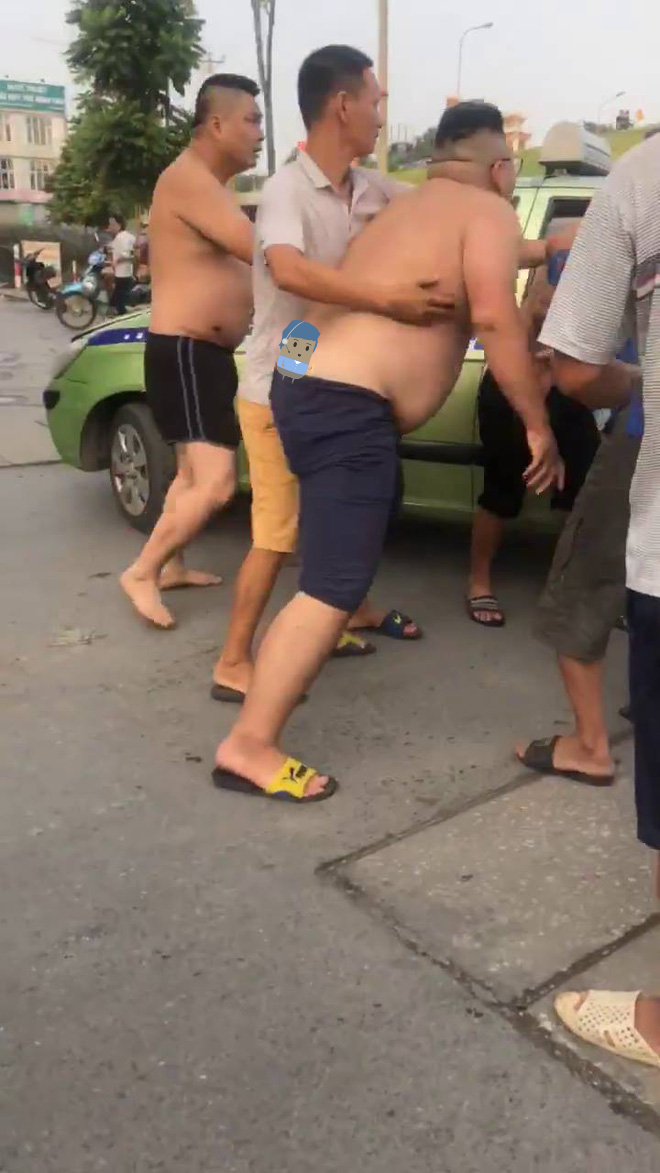 Hà Nội: Hung hăng dọa nạt sau va chạm giao thông, tài xế taxi xăm trổ bị phản dame bởi 2 thanh niên to béo như võ sĩ sumo - Ảnh 2.