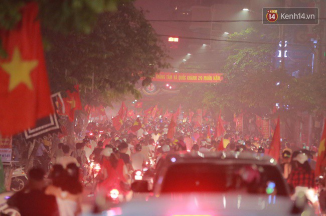 Clip, ảnh: Hàng nghìn người hâm mộ cầm cờ tràn xuống các khu trung tâm ở Hà Nội, Hải Phòng ăn mừng chiến thắng của Olympic Việt Nam - Ảnh 1.