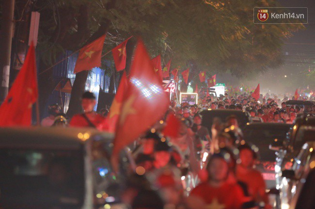 Clip, ảnh: Hàng nghìn người hâm mộ cầm cờ tràn xuống các khu trung tâm ở Hà Nội, Hải Phòng ăn mừng chiến thắng của Olympic Việt Nam - Ảnh 2.