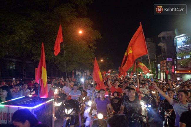 Clip, ảnh: Hàng nghìn người hâm mộ cầm cờ tràn xuống các khu trung tâm ở Hà Nội, Hải Phòng ăn mừng chiến thắng của Olympic Việt Nam - Ảnh 10.