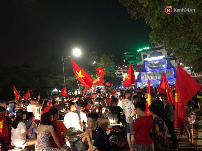 Clip, ảnh: Hàng nghìn người hâm mộ cầm cờ tràn xuống các khu trung tâm ở Hà Nội, Hải Phòng ăn mừng chiến thắng của Olympic Việt Nam - Ảnh 15.