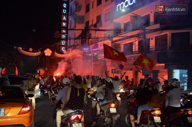 Clip, ảnh: Hàng nghìn người hâm mộ cầm cờ tràn xuống các khu trung tâm ở Hà Nội, Hải Phòng ăn mừng chiến thắng của Olympic Việt Nam - Ảnh 3.