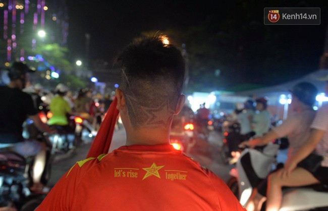 Clip, ảnh: Hàng nghìn người hâm mộ cầm cờ tràn xuống các khu trung tâm ở Hà Nội, Hải Phòng ăn mừng chiến thắng của Olympic Việt Nam - Ảnh 13.