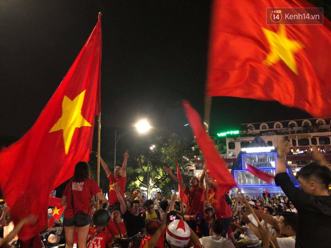 Clip, ảnh: Hàng nghìn người hâm mộ cầm cờ tràn xuống các khu trung tâm ở Hà Nội, Hải Phòng ăn mừng chiến thắng của Olympic Việt Nam - Ảnh 17.