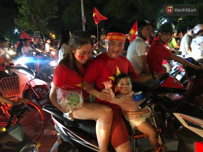 Clip, ảnh: Hàng nghìn người hâm mộ cầm cờ tràn xuống các khu trung tâm ở Hà Nội, Hải Phòng ăn mừng chiến thắng của Olympic Việt Nam - Ảnh 18.