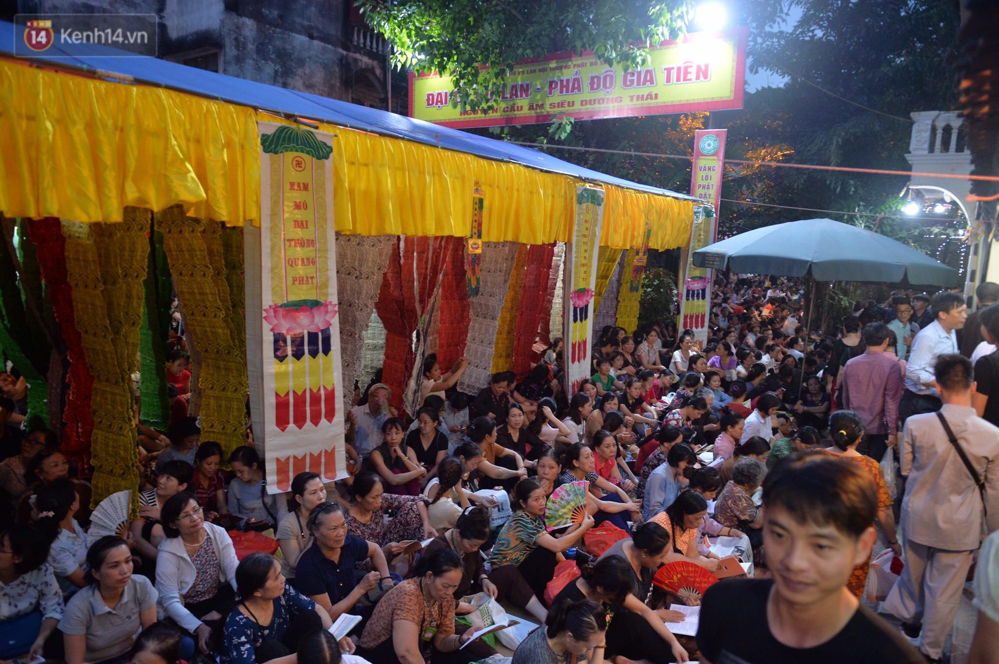 Hàng nghìn người Hà Nội đội mưa quây tụ về chùa Phúc Khánh dịp Đại lễ Vu Lan - Ảnh 2.