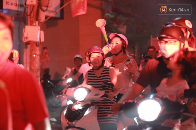 Clip, ảnh: Hàng nghìn người hâm mộ cầm cờ tràn xuống các khu trung tâm ở Hà Nội, Hải Phòng ăn mừng chiến thắng của Olympic Việt Nam - Ảnh 7.