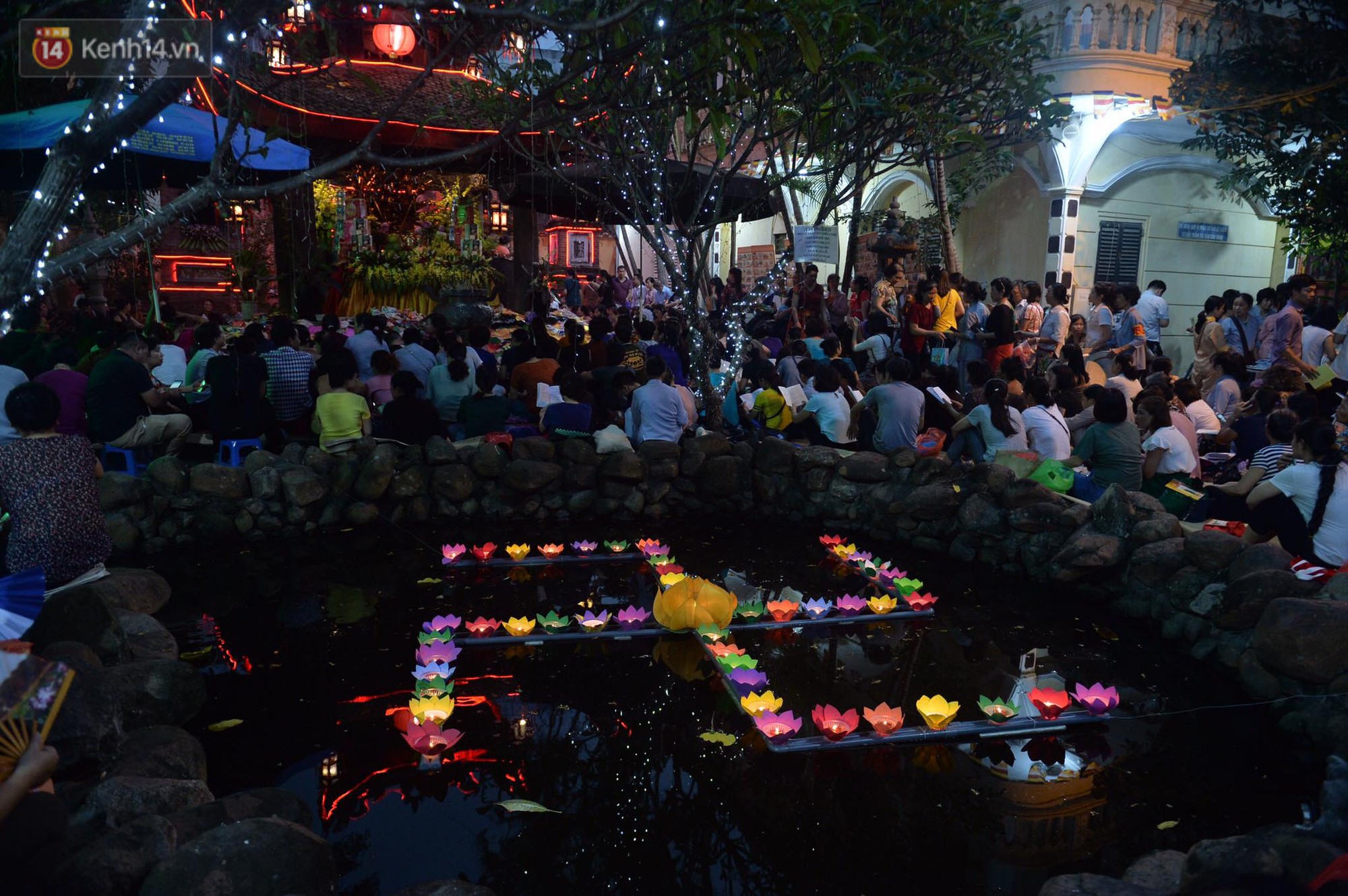 Hàng nghìn người Hà Nội đội mưa quây tụ về chùa Phúc Khánh dịp Đại lễ Vu Lan - Ảnh 1.