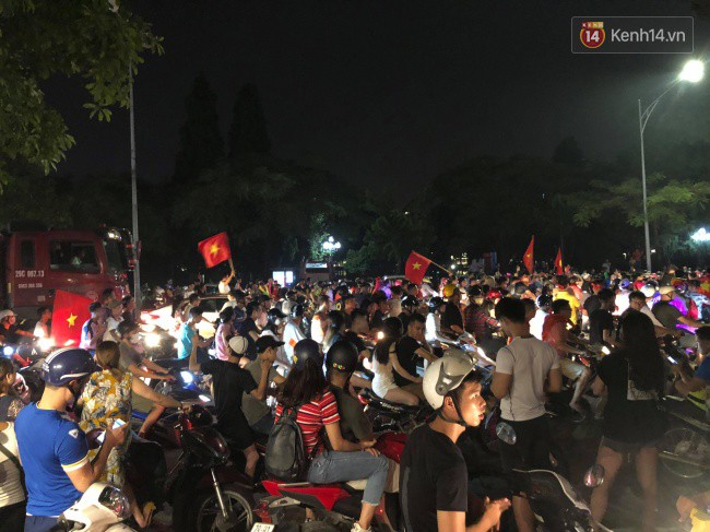 Clip, ảnh: Hàng nghìn người hâm mộ cầm cờ tràn xuống các khu trung tâm ở Hà Nội, Hải Phòng ăn mừng chiến thắng của Olympic Việt Nam - Ảnh 22.