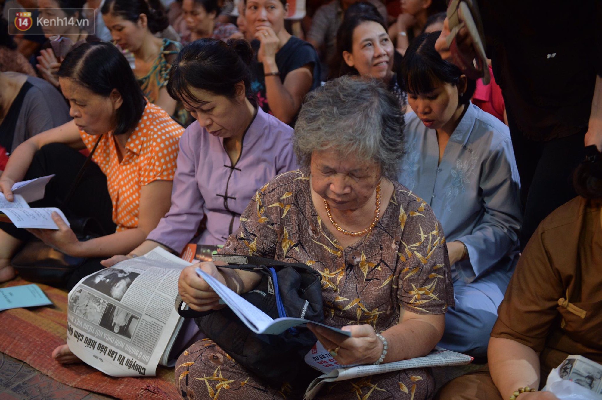 Hàng nghìn người Hà Nội đội mưa quây tụ về chùa Phúc Khánh dịp Đại lễ Vu Lan - Ảnh 3.