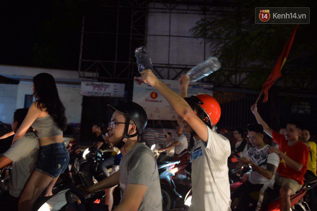 Clip, ảnh: Hàng nghìn người hâm mộ cầm cờ tràn xuống các khu trung tâm ở Hà Nội, Hải Phòng ăn mừng chiến thắng của Olympic Việt Nam - Ảnh 12.