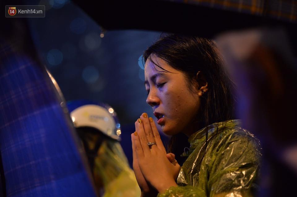 Hàng nghìn người Hà Nội đội mưa quây tụ về chùa Phúc Khánh dịp Đại lễ Vu Lan - Ảnh 7.