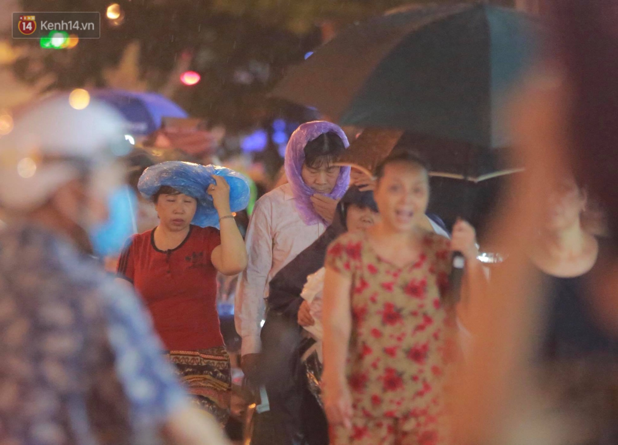 Hàng nghìn người Hà Nội đội mưa quây tụ về chùa Phúc Khánh dịp Đại lễ Vu Lan - Ảnh 5.
