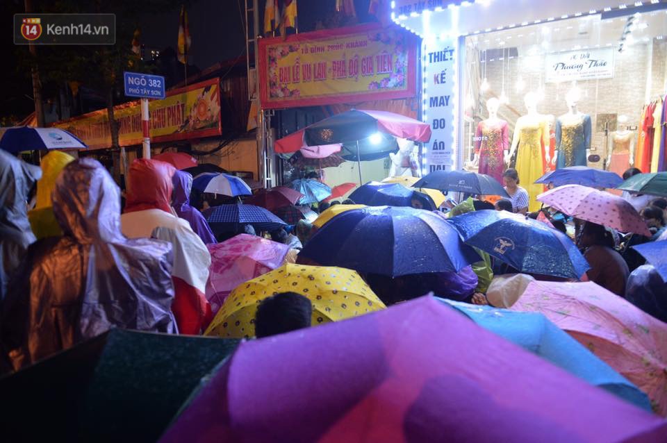 Hàng nghìn người Hà Nội đội mưa quây tụ về chùa Phúc Khánh dịp Đại lễ Vu Lan - Ảnh 4.