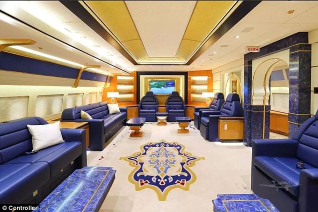 Cận cảnh siêu phi cơ dát vàng, 10 phòng tắm của Hoàng gia Qatar đang được rao bán 650 triệu USD - Ảnh 2.
