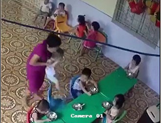Đã xác định cô giáo mầm non nhồi nhét thức ăn, đánh bé trai hơn 2 tuổi ở Hà Nội - Ảnh 1. Đã xác định cô giáo mầm non nhồi nhét thức ăn, đánh bé trai hơn 2 tuổi ở Hà Nội 1