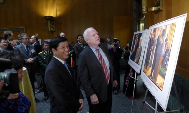 Bữa tiệc chưa no của Thượng nghị sĩ John McCain và tình người Việt - Mỹ - Ảnh 2.