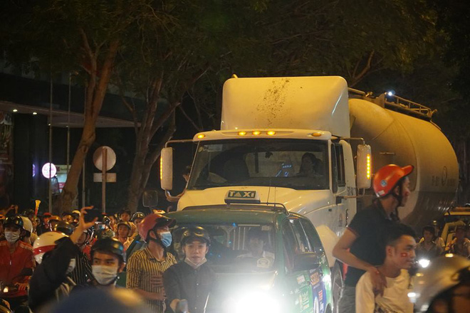 Xe bồn đứng yên chịu trận trong dòng người đi bão ở Sài Gòn mừng chiến thắng của U23 Việt Nam - Ảnh 11.