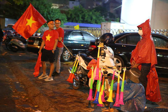 [CẬP NHẬT] Biển người ở quê nhà mong chờ U23 Việt Nam chiến thắng U23 Syria - Ảnh 7.