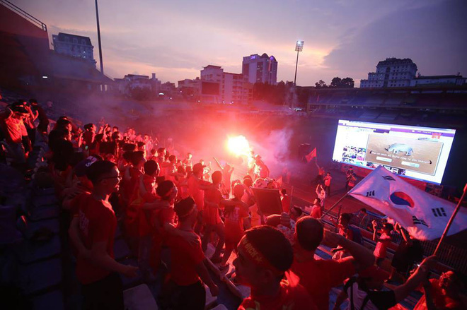 [CẬP NHẬT] Biển người ở quê nhà mong chờ U23 Việt Nam chiến thắng U23 Syria - Ảnh 9.