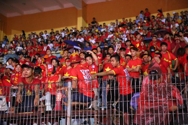 [CẬP NHẬT] Biển người ở quê nhà mong chờ U23 Việt Nam chiến thắng U23 Syria - Ảnh 10.