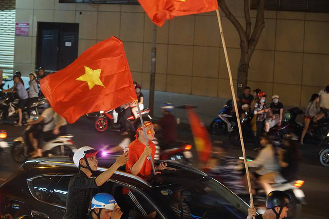 Xe bồn đứng yên chịu trận trong dòng người đi bão ở Sài Gòn mừng chiến thắng của U23 Việt Nam - Ảnh 8.