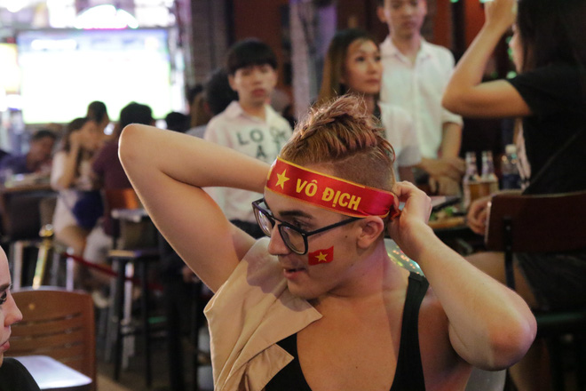 Người nước ngoài uống bia cổ vũ cho U23 Việt Nam ở Sài Gòn - Ảnh 8.