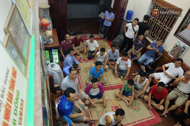 Khách mang bia đến ngồi chật kín nhà, bố mẹ Quang Hải chờ xem bóng xong mới ăn cơm tối - Ảnh 2.